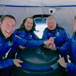 Actor de Star Trek flota dentro de la cápsula de Blue Origin en el espacio (VIDEO)