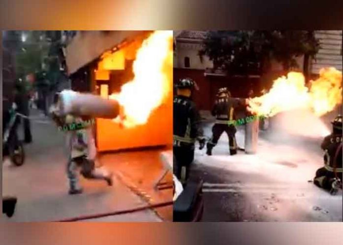 Bombero carga tanque de gas en llamas y evita explosión en un restaurante