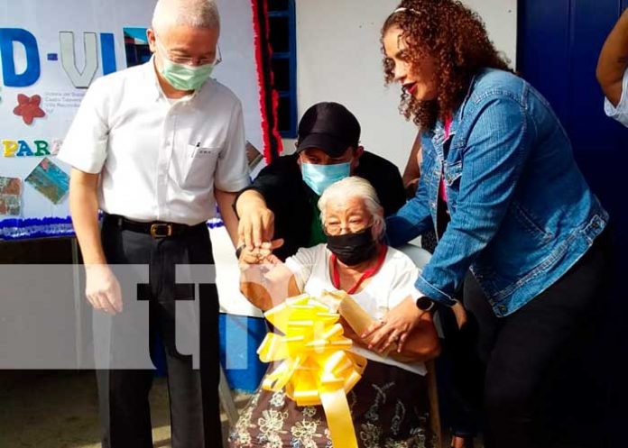 Entrega de una vivienda digna a una anciana en Managua