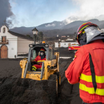 Unidad Militar de Emergencias (UME) limpian la ceniza volcánica