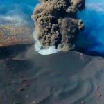 Volcán Cumbre Vieja provoca una gran nube de cenizas, lava y varios terremotos