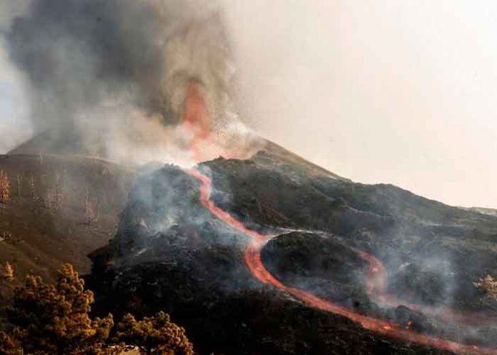 Lava del volcán La Palma fluye lenta, mientras continúa la actividad sísmica
