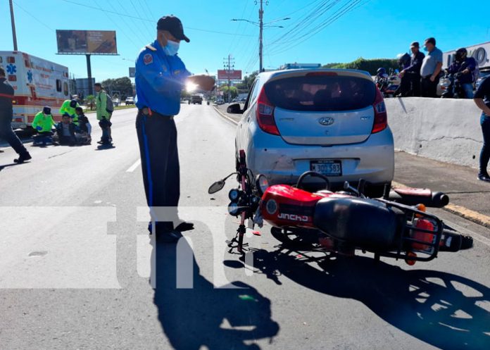 Motociclista lesionado al impactar contra carro en Camino de Oriente, Managua
