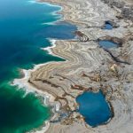 l mar Muerto se encoge y deja unos singulares cráteres