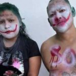 México: Ladrones aparecen amarrados a un poste pintados como El Joker.
