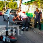 Motociclista se estrella contra camioneta parqueada en Managua