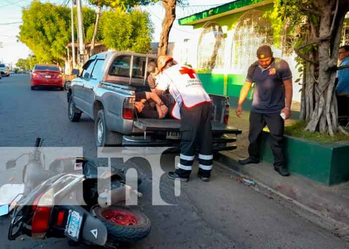 Motociclista se estrella contra camioneta parqueada en Managua