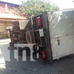 Vuelco de camión casi provoca desgracia en Managua