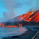 La lava del volcán de la Palma llega al mar por tercera vez