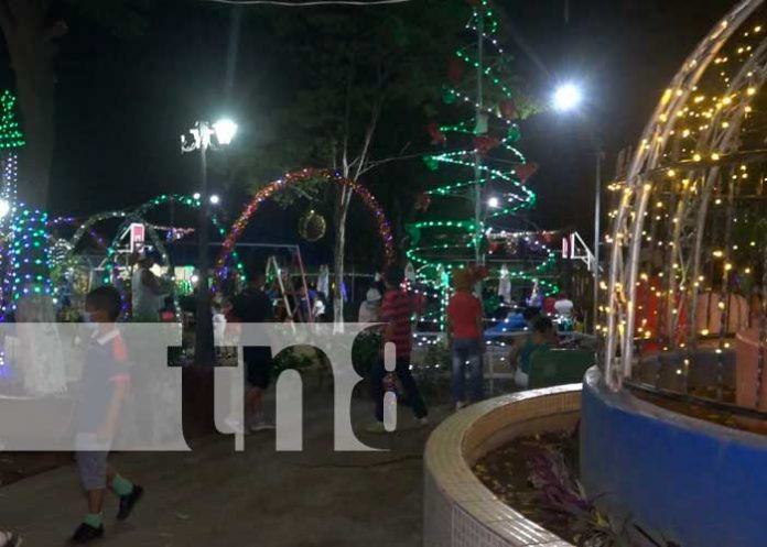 Familias disfrutan del ambiente navideño en Moyogalpa