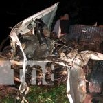 Conductor de camioneta se estrella contra un árbol en Juigalpa