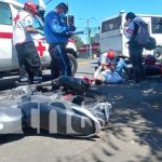 Violenta colisión deja a conductores seriamente lesionados en Managua