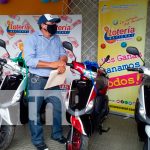 Lotería Nacional entrega cuatro motocicletas a los felices ganadores de La Raspadita