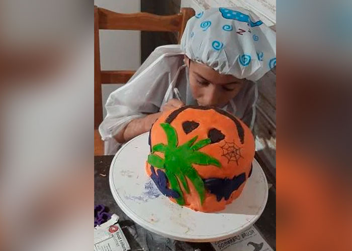 ¡Conmovedor! Niño pastelero de Argentina busca pagarse una cirugía