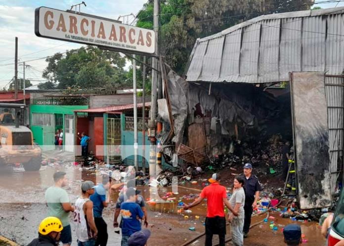 Destrozo que dejó el incendio en una bodega de plásticos en Rubenia, Managua