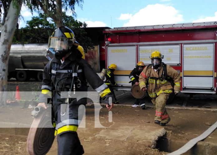 Bomberos realizan ejercicio demostrativo de extinción de incendios en Managua