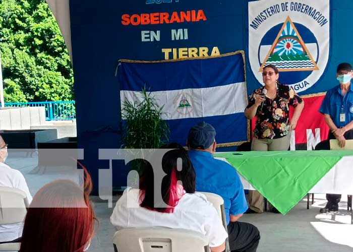 Entrega de bono educativo para funcionarios del MIGOB en Nicaragua