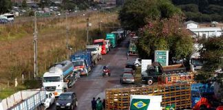 Camioneros paralizan labores en rechazo a precios de combustible, Brasil