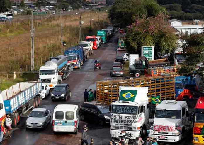 Camioneros paralizan labores en rechazo a precios de combustible, Brasil