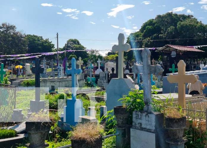 Ambiente en el Cementerio Oriental, en Managua
