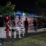 Explosión de llanta provoca vuelco de rastra en el sector de la Robelo, Managua