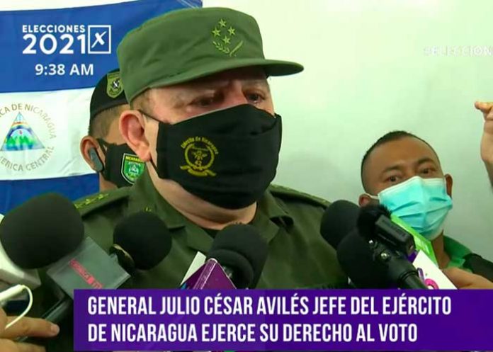 General del Ejército de Nicaragua, Julio César Avilés, ejerce su derecho al voto