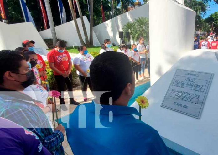 Ofrenda floral a héroes y mártires de Nicaragua