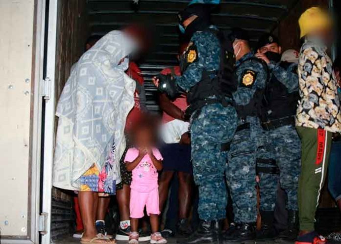 Autoridades de Guatemala hallan a 54 migrantes haitianos en un camión