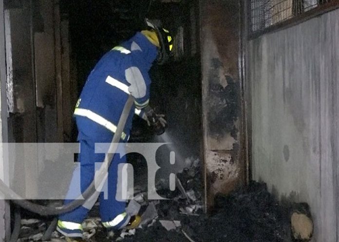 Bomberos controlan incendio en bodegas de zona franca Las Mercedes
