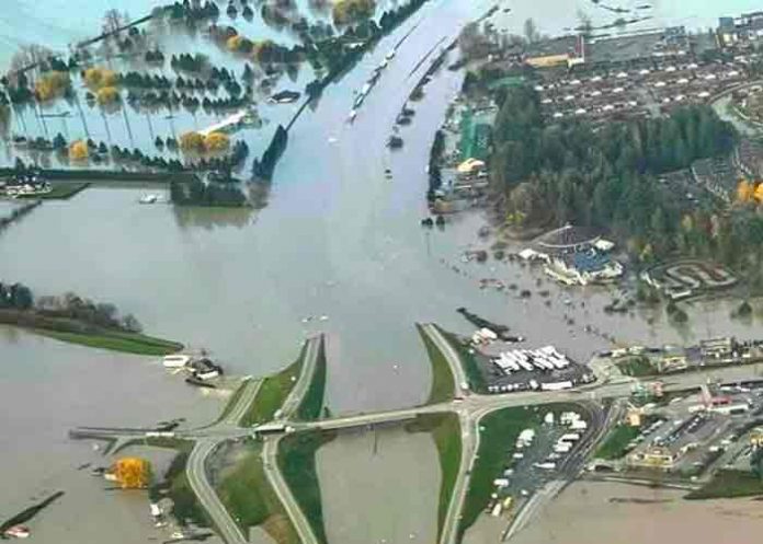 Búsqueda y evacuaciones continúan en Canadá afectado por inundaciones