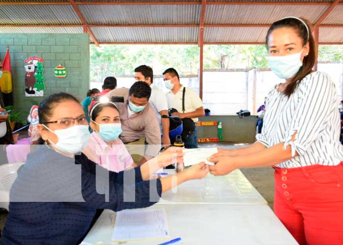 Entrega de bonos complementarios a estudiantes de León