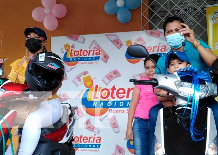 Entrega de motos Scooter por la Lotería Nacional