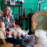 Entrega de paquetes alimenticios a madres de héroes y mártires en Managua
