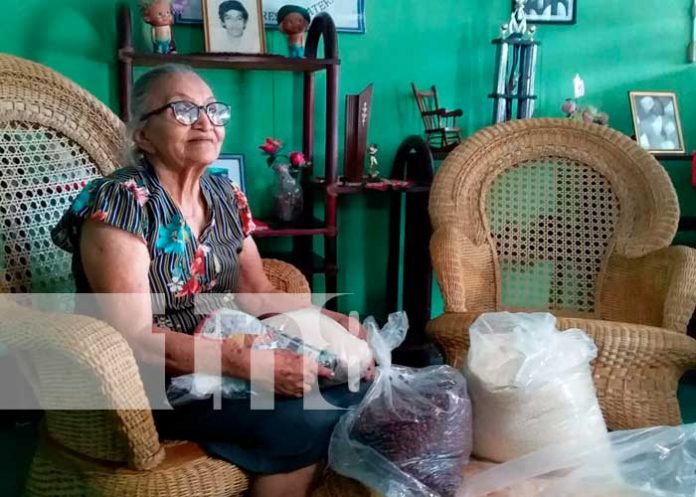 Entrega de paquetes alimenticios a madres de héroes y mártires en Managua