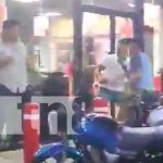 Pleito entre dos hombres en una gasolinera de Managua