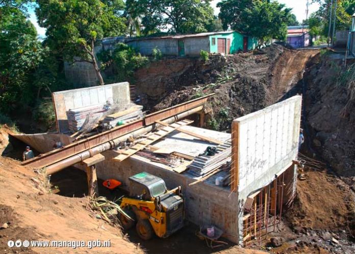 Construcción de caja puente en un barrio de Managua