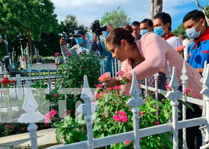 Ofrenda floral a héroes y mártires en cementerios de Managua