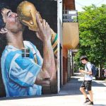 A un año de su muerte, Argentina se pinta con murales de Maradona