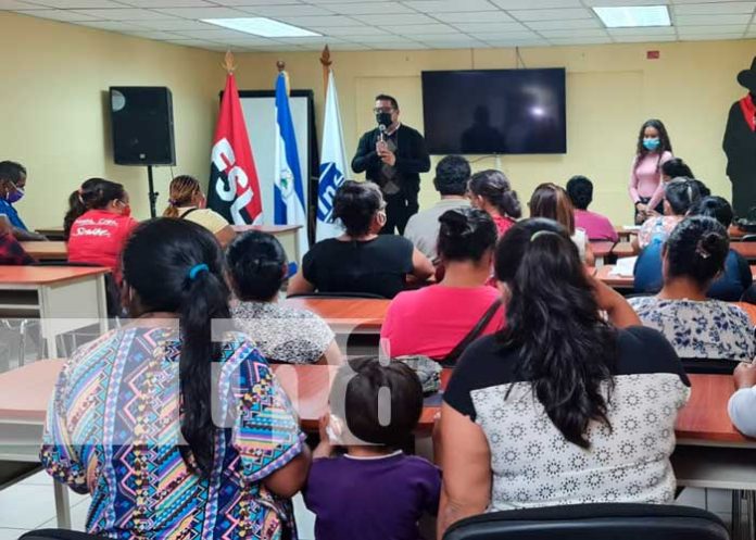 Entrega de créditos a familias de Managua, por parte del MEFCCA