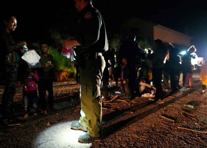 Más de 60 migrantes son encontrados en un camión en Texas