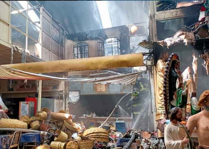 Voraz incendio devoró parte del mercado más popular de Sonora, México