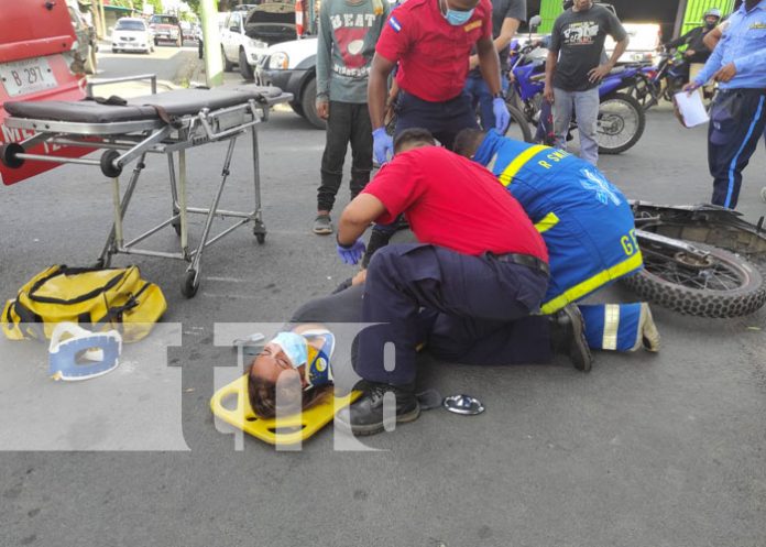 Motociclista y acompañante lesionados por irrespetar señal de alto en Managua