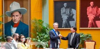 Nicaragua condecora a embajador de China Taiwán