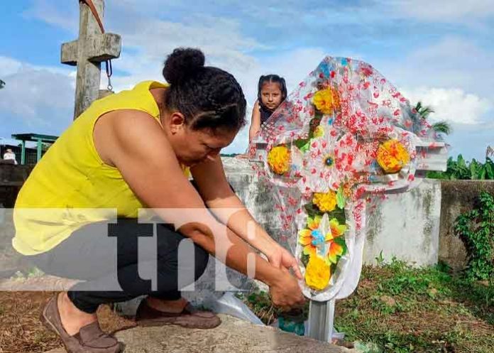 Familias de San Carlos visitan a sus deudos en el cementerio municipal