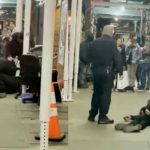 Brutal ataque de policías en Nueva York dejan inconsciente a un hombre