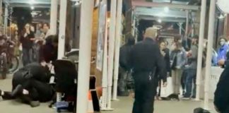 Brutal ataque de policías en Nueva York dejan inconsciente a un hombre