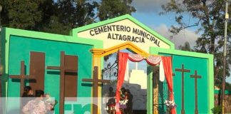Ambiente en cementerio de Altagracia, Isla de Ometepe, en Día de los Fieles Difuntos