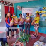 Entregan paquetes alimentarios a protagonistas de partos múltiples en Matiguás