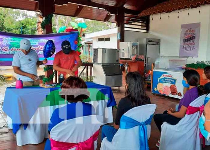 Jóvenes emprendedores participan de taller de globoflexia en Managua