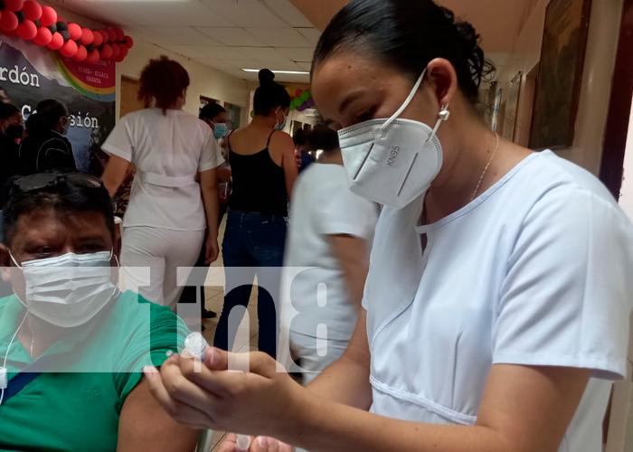 Enfermeros de Nicaragua trabajan con amor